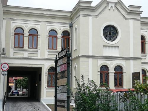 אגר Kincsem Apartman מראה חיצוני תמונה